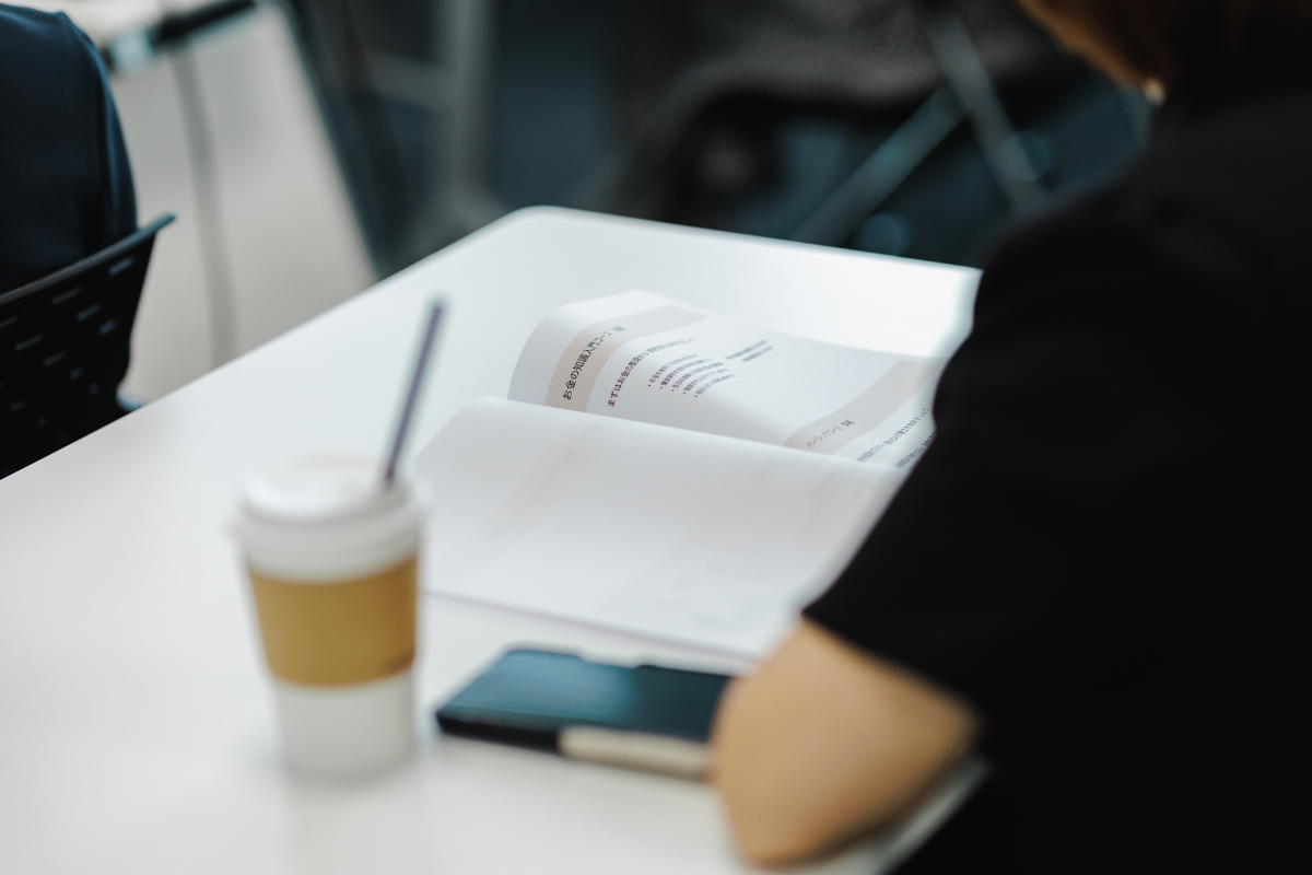 資料とノートを開いてお金について考えている様子