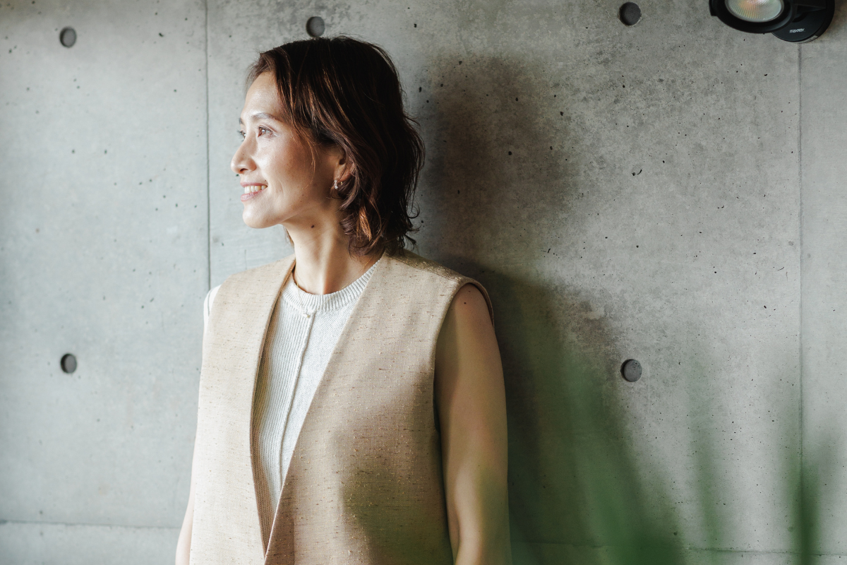 自分で考える力を持って判断する女性の横顔