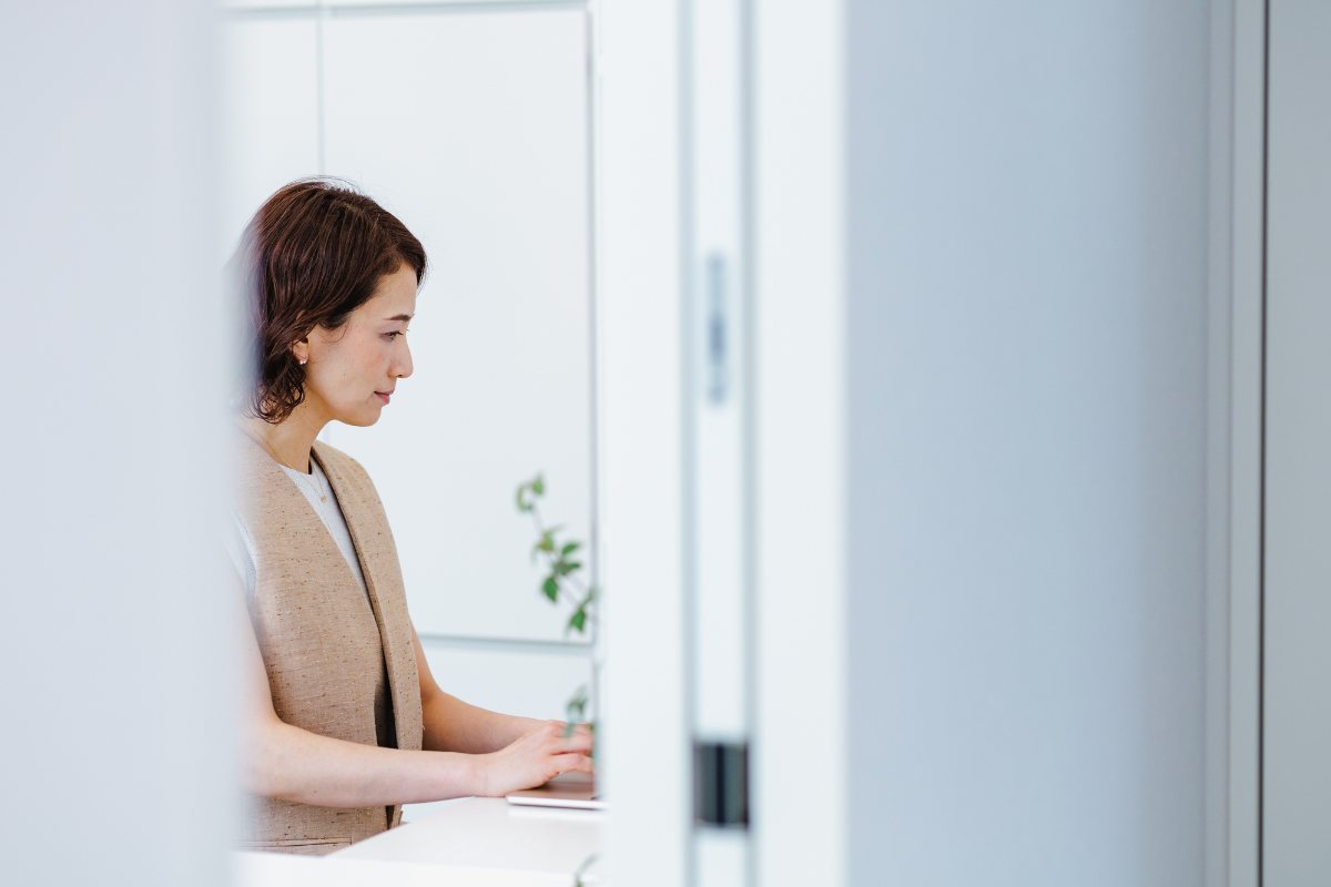 働く女性がパソコンに向かう様子